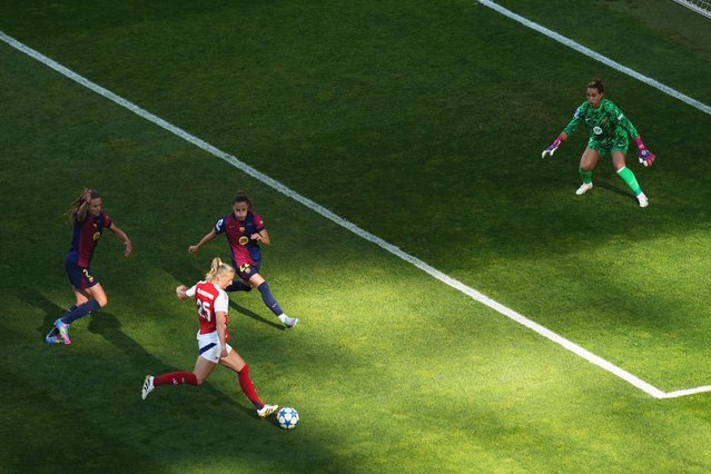 Arsenal's Swedish striker #25 Stina Blackstenius kicks the ball and scores her team's first goal during the UEFA Women's Champions League final football match between Arsenal FC and Barcelona FC at Jose Alvalade stadium in Lisbon, on May 24, 2025. Blackstenius’s second-half goal stunned the three-time European champions Barcelona to deliver Arsenal’s second European title. On the final whistle it was red and white pandemonium as stunned Gunners seemed to not know what to do with themselves – hugs, tears, disbelief. (Photo by Patricia de Melo Moreira/AFP Photo)