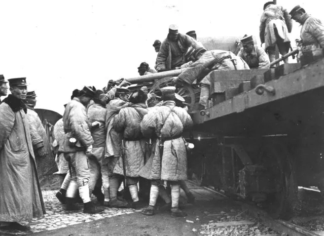 Members of the North Chinese Shangtung forces load a gun on to an armoured train during the desertion of Shanghai in favour of Cantonese forces, 12th April 1927. (Photo by Topical Press Agency/Getty Images)