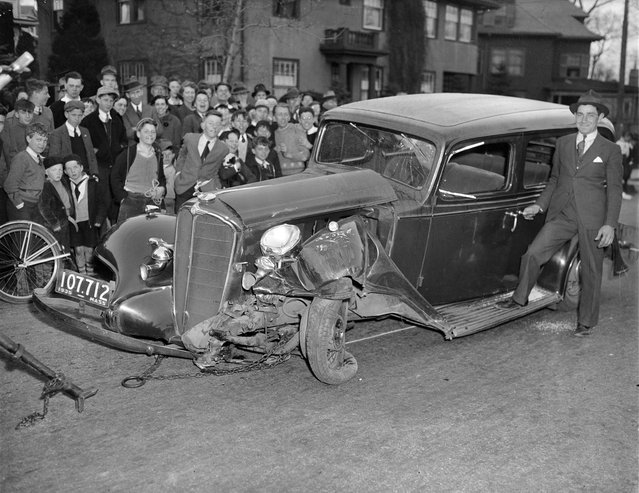 Wreck draws crowd, 1935. (Photo by Leslie Jones)