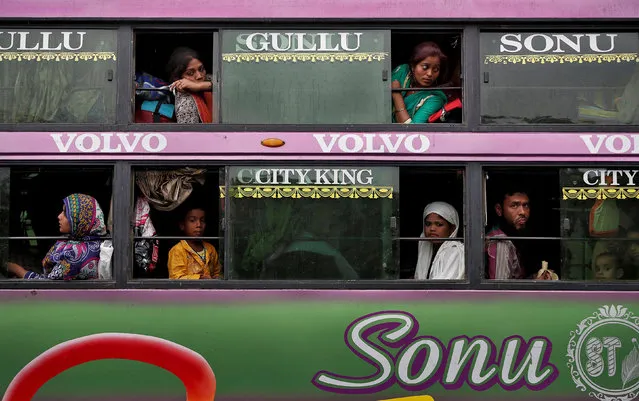 People look from the windows of a coach in Delhi, India, April 9, 2018. (Photo by Cathal McNaughton/Reuters)