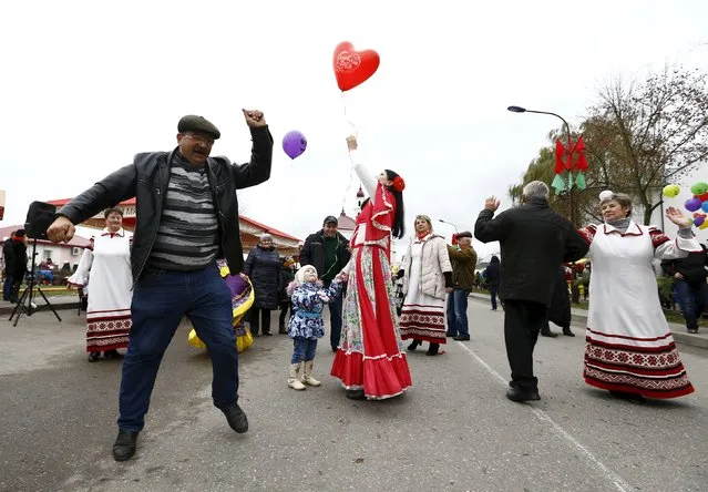 People dance during the regional harvest festival in the town of Dyatlovo, Belarus  November 13, 2015. (Photo by Vasily Fedosenko/Reuters)