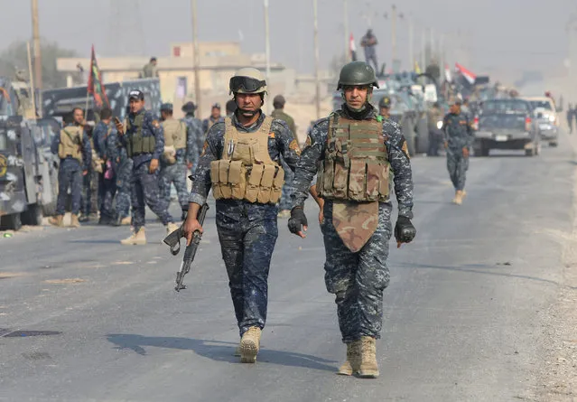 Federal police forces take part in an operation against Islamic State militants in Qayyara, south of Mosul October 26, 2016. (Photo by Alaa Al-Marjani/Reuters)