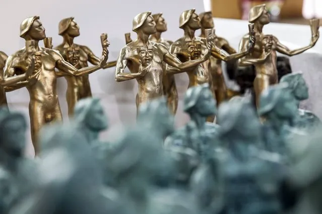 Statuettes in various forms of the lost-wax casting process are seen, including unfinished bronze and the patina coated statute of “The Actor” during a media event on the production of the statuettes for the 21th annual Screen Actors Guild (SAG) Awards at American Fine Arts Foundry in Burbank, California January 13, 2015. (Photo by Patrick T. Fallon/Reuters)
