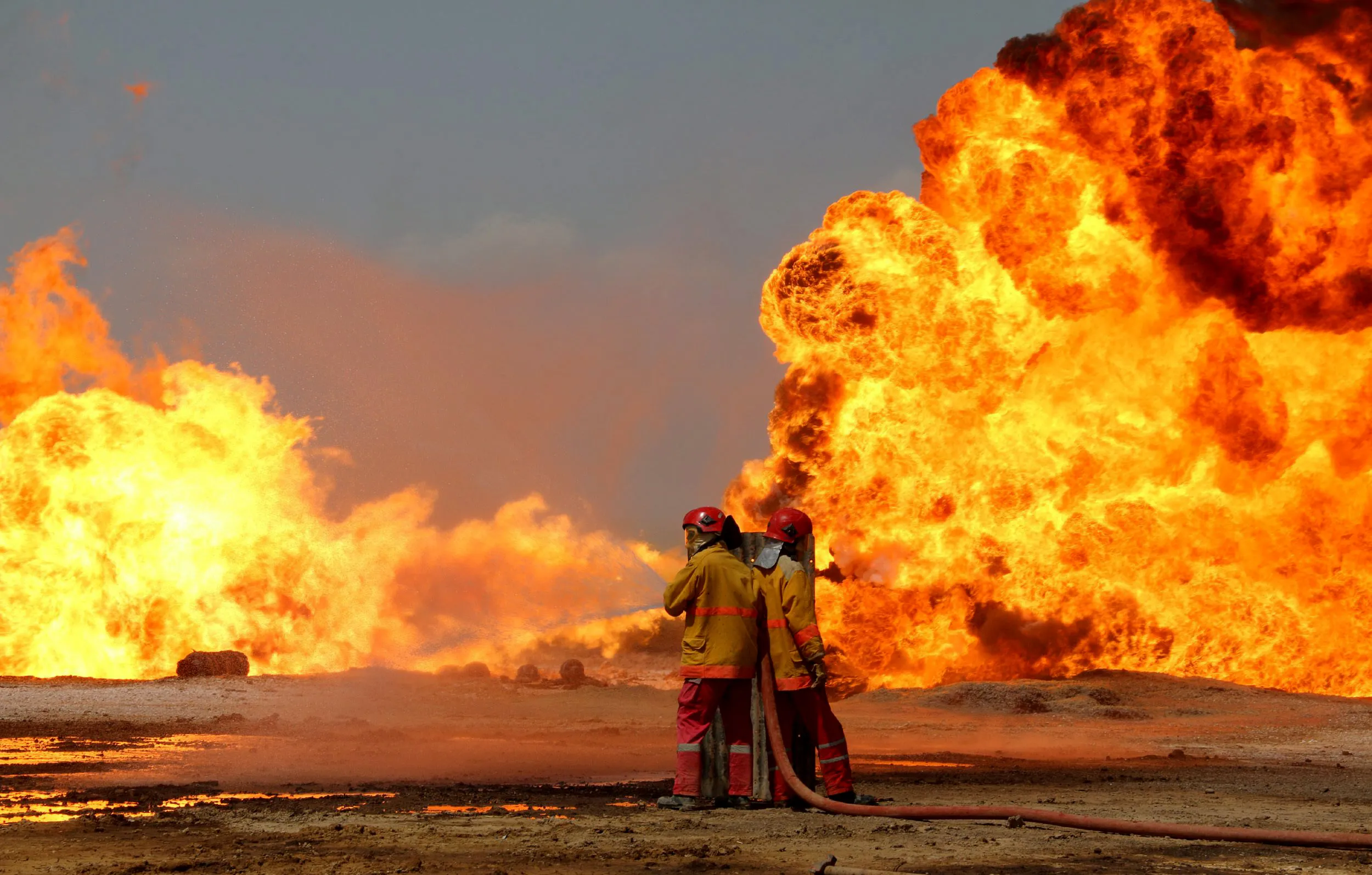 Горел караван. Горящая нефть. Горящие нефтяные скважины. Нефтяные пожары. Пожар в пустыне.