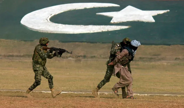 Paramilitary troops take part in combat drills during a ceremony in connection with “53rd Frontier Corps Week” in Peshawar, Pakistan, November 19, 2016. (Photo by Fayaz Aziz/Reuters)