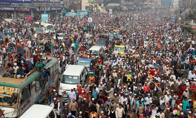 Devotees crowd the streets after the final day of prayer during "Bishwa Ijtema", the world congregation of Muslims, on the banks of the Turag river in Tongi near Bangladesh's capital Dhaka January 10, 2016. (Photo by Ashikur Rahman/Reuters)