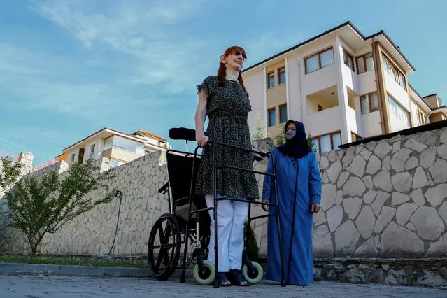 World's tallest woman Rumeysa Gelgi poses with her mother Safiye Gelgi during a news conference outside their home in Safranbolu, Karabuk province, Turkey, October 14, 2021. (Photo by Cagla Gurdogan/Reuters)