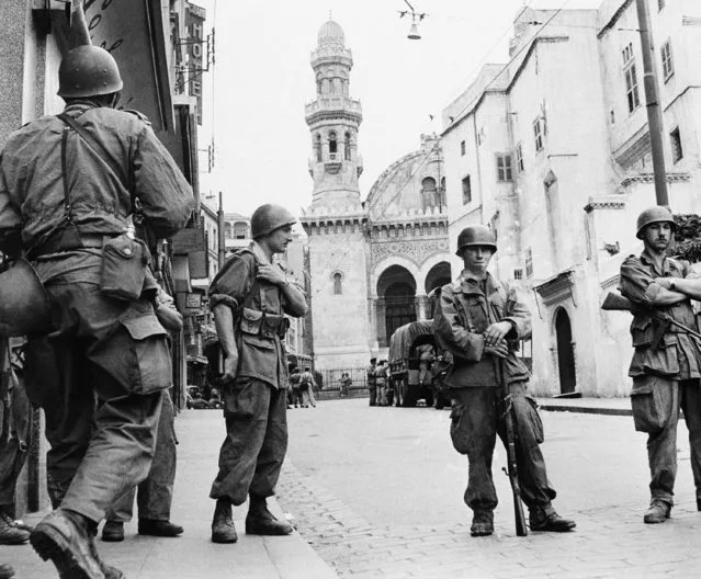 In this May 27, 1956 file photo, French troops seal off Algiers' notorious casbah, 400-year-old teeming Arab quarter. French President Emmanuel Macron has met with four grandchildren of an Algerian independence fighter to tell them that Ali Boumendjel had been tortured and assassinated at the hands of French soldiers in 1957, taking another step in his effort at reconciling France with its colonial past and offering anew an outstretched hand to Algeria, France's crown jewel in 132 years of occupation. (Photo by AP Photo/File)