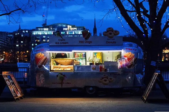 “Wandering along London’s South Bank at dusk in mid-winter, I was drawn to this scene by the colours and symmetry”. (Photo by Alison Savvides/The Guardian)