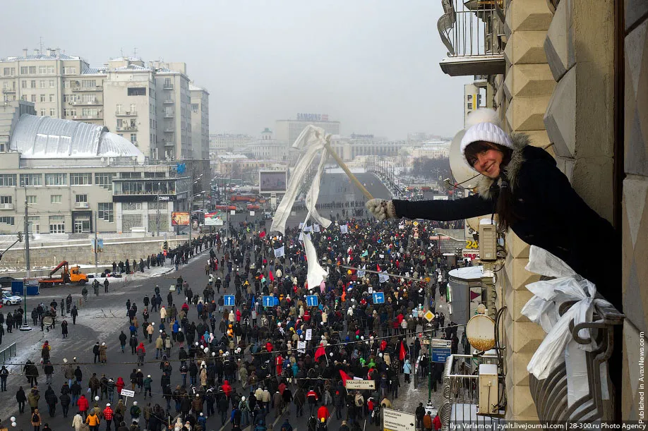 Thousands Take Part In Pro/Anti-Putin Protest