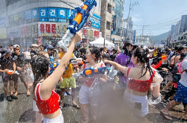 The highlight of the Jangheung Water Festival in South Korea is the water fight that takes place on the roadside in front of the Jangheung County Office. Tourists and local merchants spray water using lakes, buckets, etc. The photo shows the water festival on July 29, 2023. (Photo by Kim Young-geun)