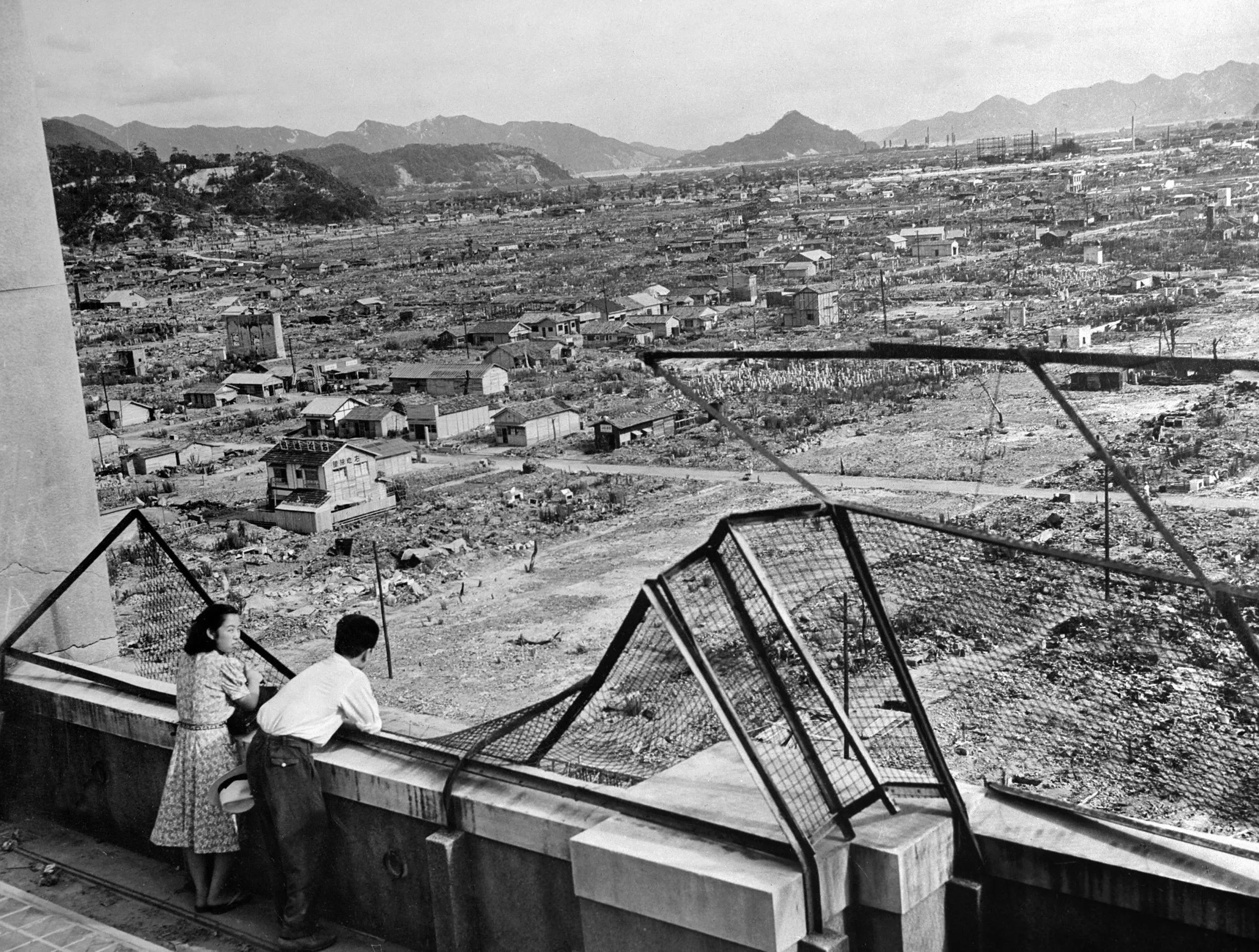 Нагасаки после ядерного взрыва. Атомная бомбардировка Нагасаки. Хиросима после бомбардировки 1945.