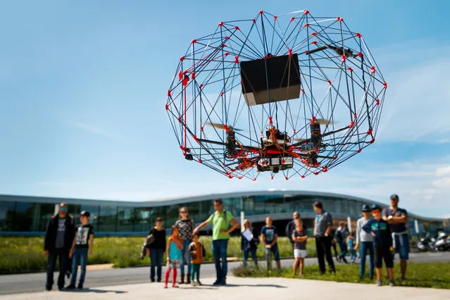 A caged autonomous cargo drone flies in front of the education center during the EPFL drone days at the Swiss Federal Institute of Technology (EPFL) in Lausanne, Switzerland, 03 September 2017. (Photo by Valentin Flauraud/EPA/EFE)