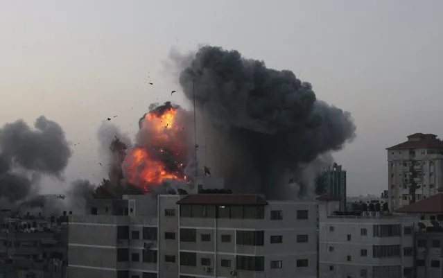An explosion and smoke are seen after Israeli strikes in Gaza City November 18, 2012. Israel bombed militant targets in Gaza for a fifth straight day on Sunday, launching aerial and naval attacks as its military prepared for a possible ground invasion, though Egypt saw “some indications” of a truce ahead. (Photo by Ahmed Zakot/Reuters)