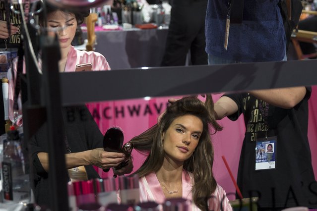 A model gets her hair done backstage before the Victoria's Secret Fashion Show in the Manhattan borough of New York November 10, 2015. (Photo by Carlo Allegri/Reuters)
