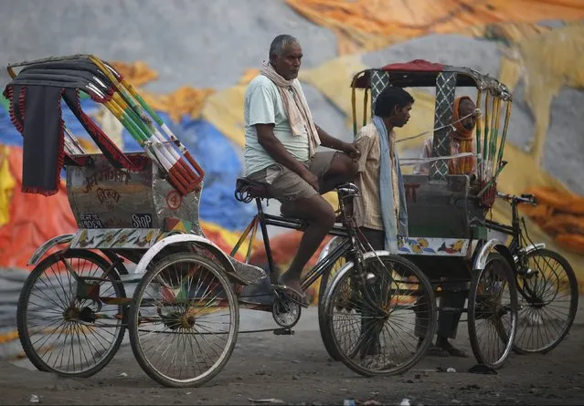 Rickshaw drivers wait for passengers at the Nepalese-Indian border during a general strike called by Madhesi protesters demonstrating against the new constitution in Birgunj, Nepal November 5, 2015. (Photo by Navesh Chitrakar/Reuters)