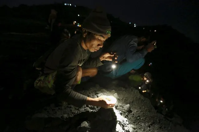 Miners search for jade stones at a mine dump in a jade mine at Hpakant, Kachin state, Myanmar  November 24, 2015. Picture taken November 24, 2015. (Photo by Soe Zeya Tun/Reuters)
