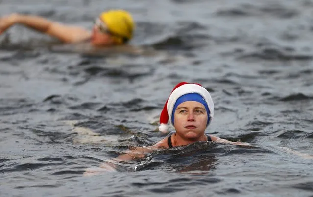 Swimmers take part in the annual Christmas Day Peter Pan Cup handicap race in the Serpentine River, in Hyde Park, London, December 25, 2015. (Photo by Andrew Winning/Reuters)