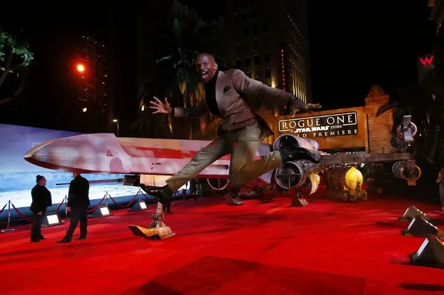 Actor Terry Crews poses next to an “X-wing fighter” on the red carpet as he arrives at the world premiere of the film “Rogue One: A Star Wars Story” in Hollywood, California, U.S., December 10, 2016. (Photo by Mario Anzuoni/Reuters)