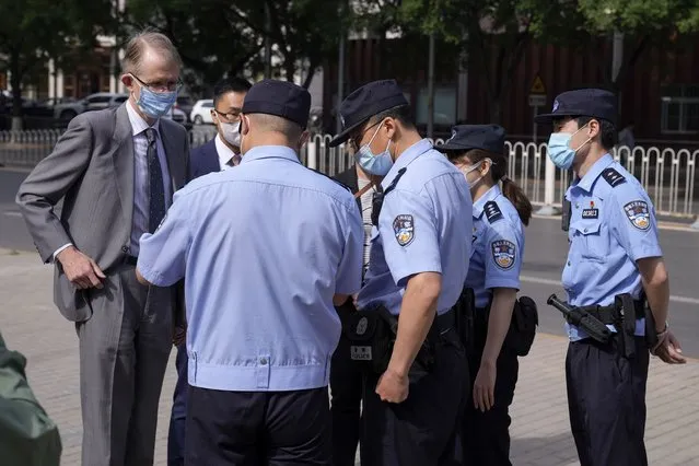 Australian ambassador to China Graham Fletcher, left, is checked by policemen outside the No. 2 Intermediate People's Court as he arrives to attend the espionage charges case for Yang Hengjun, in Beijing, Thursday, May 27, 2021. Fletcher said it was “regrettable” that the embassy was denied access Thursday as a trial was due to start for Yang, a Chinese Australian man charged with espionage. (Photo by Andy Wong/AP Photo)