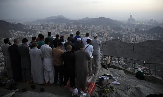 Muslims pray at the top of Mount Al-Noor during their Umrah Mawlid al-Nabawi “Birthday of Prophet Mohammad” in the holy city of Mecca, Saudi Arabia January 16, 2016. (Photo by Amr Abdallah Dalsh/Reuters)