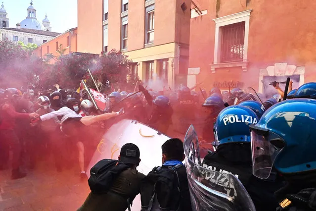 Italian policemen clash with protestors in Venice, on July 10, 2021, during a gathering called by the group “We are the tide” to protest against the G20 meeting between finance ministers and central bankers. (Photo by Andreas Solaro/AFP Photo)