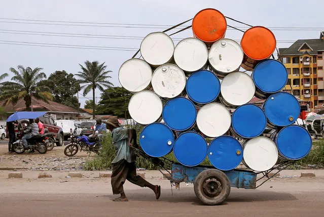 A man pulls a cart with barrels in Kinshasa, Democratic Republic of Congo, December 27, 2018. (Photo by Baz Ratner/Reuters)