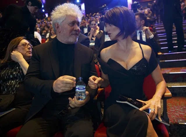 Spanish director Pedro Almodovar and actress Penelope Cruz chat before the start of the Spanish Film Academy's Goya Awards ceremony in Madrid, Spain, February 4, 2017. (Photo by Paul Hanna/Reuters)