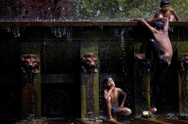 Indian children cool themselves at a fountain as temperatures rise in New Delhi, India, Wednesday, May 6, 2015. (Photo by Saurabh Das/AP Photo)