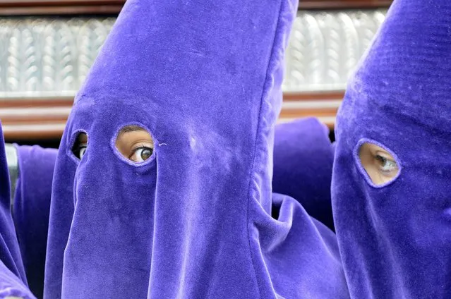 Penitents or nazarenos carry a Christ sculpture during the El Encuentro (the meeting between the scuptures of the Virgin and The Revenant Christ) as part of the Resurrection Sunday procession in Leon, Spain, 27 March 2016. Spain celebrates the Semana Santa (Holy Week), with several street processions. Palm Sunday for Christians around the world marks the biblical account of the entry of Jesus Christ into Jerusalem, signaling the start of the Holy Week leading to Easter Sunday. (Photo by J Casares/EPA)