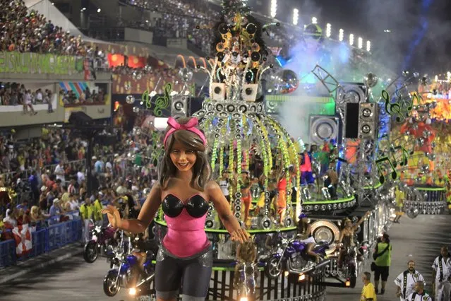 Members of the Samba school Sao Clemente perform during the first day of the parade in the sambodromo in the carnival of Rio de Janeiro, Brazil, 02 March 2014. (Photo by Luiz Eduardo Perez/EPA)