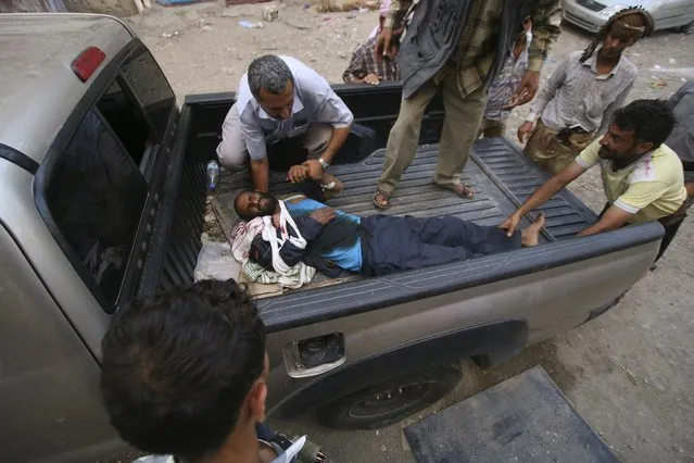 Medics rush a fighter of the Popular Resistance Committees to a hospital after he was injured during clashes with Houthi fighters in Yemen's southwestern city of Taiz May 24, 2015. (Photo by Reuters/Stringer)