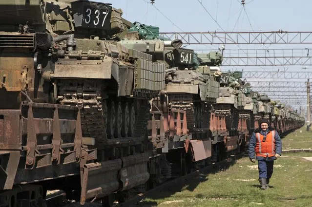 Ukrainian tanks are placed on freight cars before the departure from Crimea to other regions of Ukraine in the settlement of Gvardeiskoye near the Crimean city of Simferopol March 31, 2014. Russia is withdrawing a motorized infantry battalion from a region near Ukraine's eastern border, the Russian Defence Ministry was quoted as saying by state news agencies on Monday. (Photo by Reuters/Stringer)