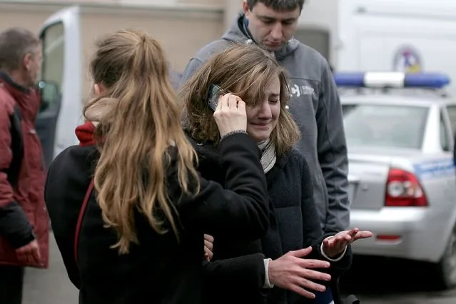 People react outside Technological Institute metro station in Saint Petersburg on April 3, 2017. About ten died and dozens were injured Monday after an explosion rocked the metro system in Russia's second city Saint Petersburg, according to authorities, who were not ruling out a terror attack. (Photo by Alexander Bulekov/AFP Photo)