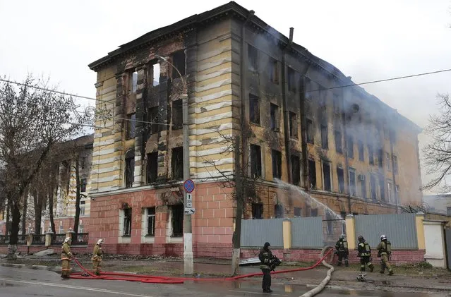 Firefighters hose down the burning building of the Central Research Institute of the Aerospace Defense Forces in the Russian city of Tver, Russia, Thursday, April 21, 2022. The press service of the local administration announced later in a statement that six people were killed and at least 27 were injured and over 10 people may be still trapped inside the building. (Photo by Vitaliy Smolnikov/Kommersant Publishing House via AP Photo)