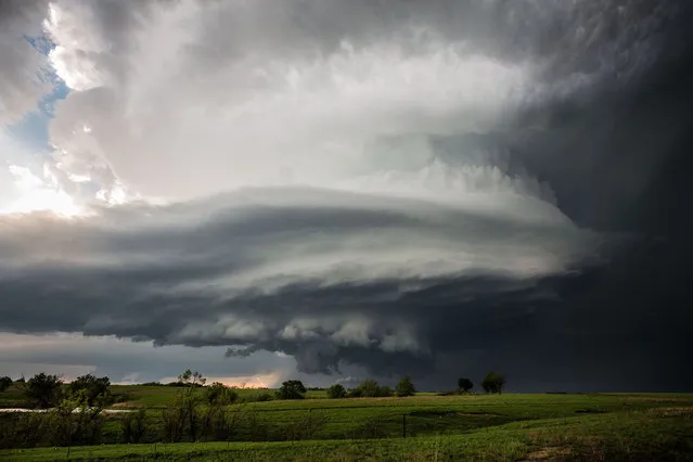 The rotating updraft base of a supercell thunderstorm on May 10, 2014, in Climax, Kansas, United States. To most of us, dark clouds on the horizon usually means rain – but here in Kansas, they can also signal the start of a supercell. The huge formations, also known as rotating thunderstorms, are among the most powerful weather phenomenon found over land. (Photo by Stephen Locke/Barcroft Media)