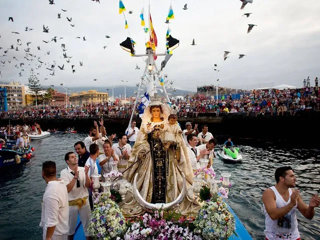 Doves are liberated as Virgen del Carmen stuatue leaves Puerto de la Cruz dock for its journey by boat on the Canary island of Tenerife. (Photo by Gonzalo Arroyo Moreno/Getty Images)