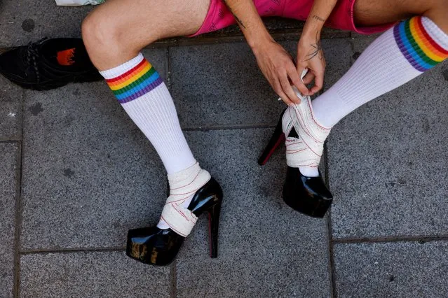 A contestant prepares for the start of the annual race on high heels during Gay Pride celebrations in the quarter of Chueca in Madrid, Spain, July 7, 2022. MADO (Madrid Pride) is a series of street celebrations that take place during the city´s LGBTIQ (lesbian, gay, bisexual, transgender, intersex and queer) Pride week. The Pride parade on July 9 will be the highlight of the week. (Photo by Susana Vera/Reuters)