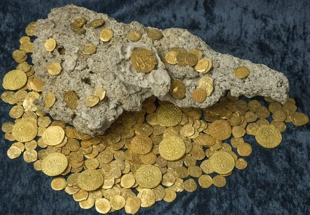 Over 350 gold coins from a sunken Spanish Treasure are seen in an undated handout picture courtesy of 1715 Fleet – Queens Jewels. Florida treasure hunters found the trove of $4.5 million worth of Spanish gold coins 300 years to the day after a fleet of ships sunk in a hurricane while en route from Havana to Spain, the salvage owner said August 19, 2015. (Photo by Reuters/1715 Fleet – Queens Jewels)