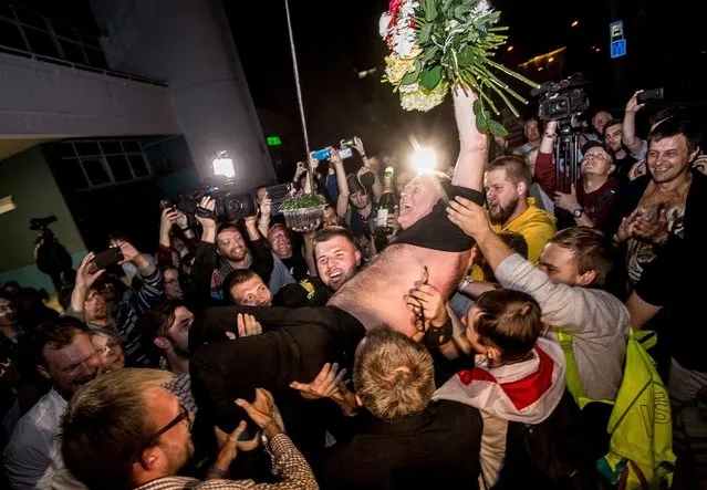 Nikolai Statkevich, former opposition presidential candidate in 2010 campaign, is tossed into the air by friends as he arrives after his release from prison in Minsk, Belarus, August 22, 2015. Belarussian President Aleksander Lukashenko has pardoned six jailed opposition figures, including Nikolai Statkevich who was imprisoned after running against him for the presidency in 2010, his administration said on Saturday. (Photo by Yauhen Yerchak/Reuters)