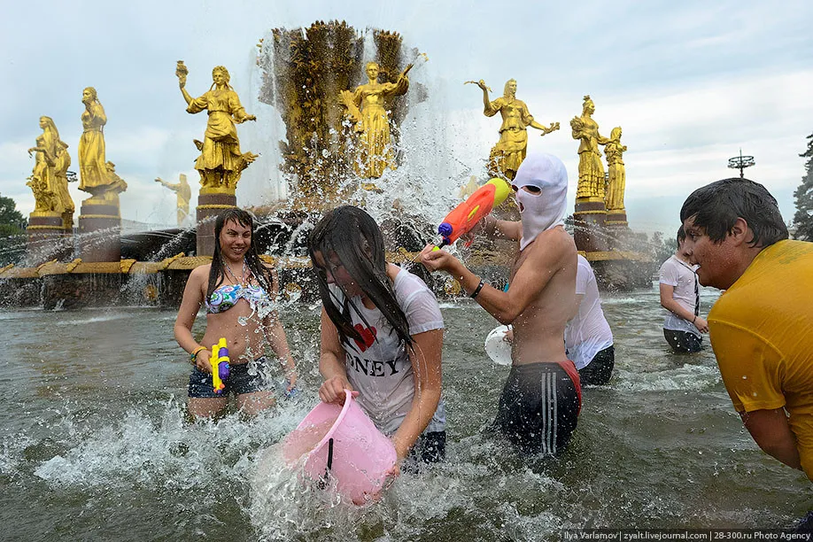 Flashmob: Water Battle on All-Russian Exhibition Center in Moscow