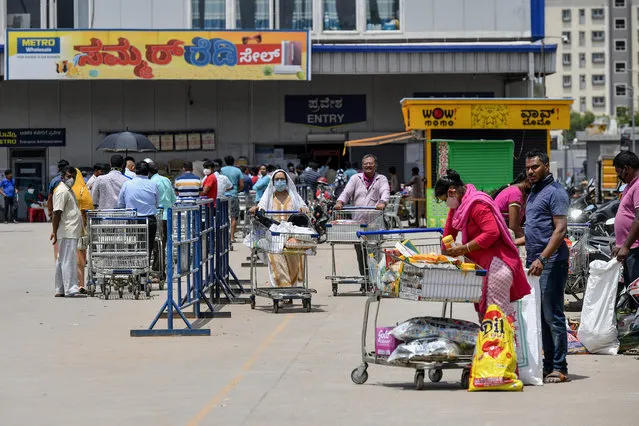 People buy groceries at a supermarket during the first day of the 21-day government-imposed nationwide lockdown as a preventive measure against the spread of the COVID-19 coronavirus, in Bangalore on March 25, 2020. (Photo by Manjunath Kiran/AFP Photo)