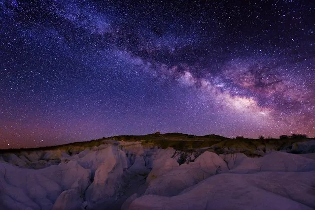 A photographer has captured these amazing rainbow-like images of stars high above the skies of Colorado. Stargazer Matt Payne, from Oregon, loves the evening skies so much, he has devoted hours to shooting the marvels of the Milky Way. The 35-year-old has to meticulously plan his work, taking into account weather, terrain, season and even the cycle of the moon to get the perfect snap. (Photo by Matt Payne/Caters News)