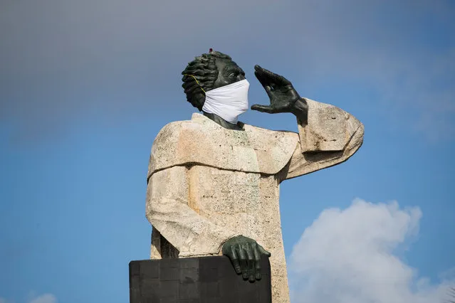 View of the 15-meter-high Fray Antonio de Montesino monument, which is covered with a mask to raise awarenes about the COVID-19 disease pa​ndemic, in Santo Domingo, Dominican Republic, 04 May 2020. (Photo by Orlando Barria/EPA/EFE)