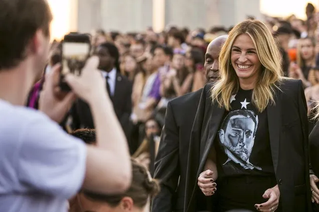 Actress Julia Roberts greets attendees as she arrives for a presentation of the Givenchy Spring/Summer 2016 collection during New York Fashion Week in New York September 11, 2015. (Photo by Lucas Jackson/Reuters)