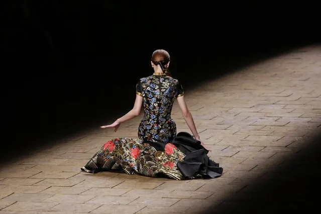 A model falls while presenting a creation by Chinese designer Zhang Zhifeng from 2014 NE TIGER Haute Couture Collection at China Fashion Week in Beijing, October 25, 2014. (Photo by Jason Lee/Reuters)