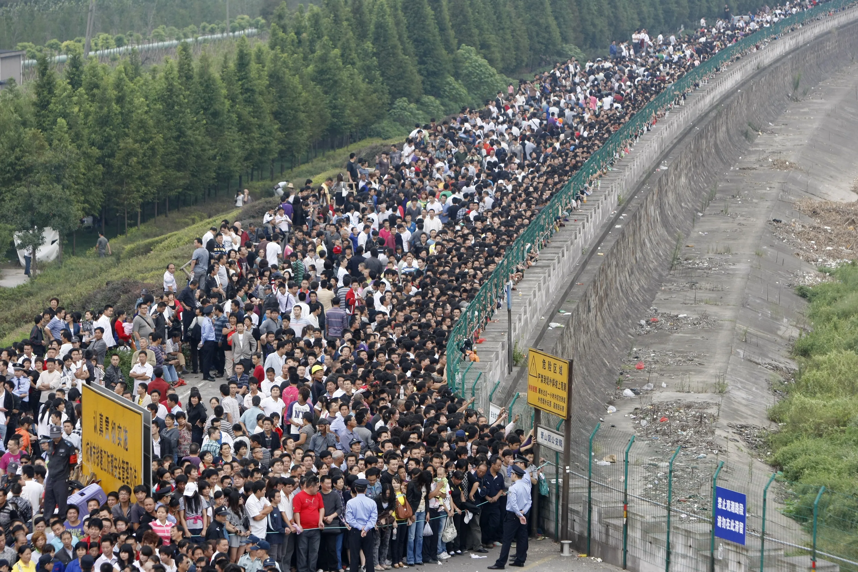Почему в китае много людей. Очередь в Китае. Китай перенаселение. Огромная очередь. Перенаселенность Китая.
