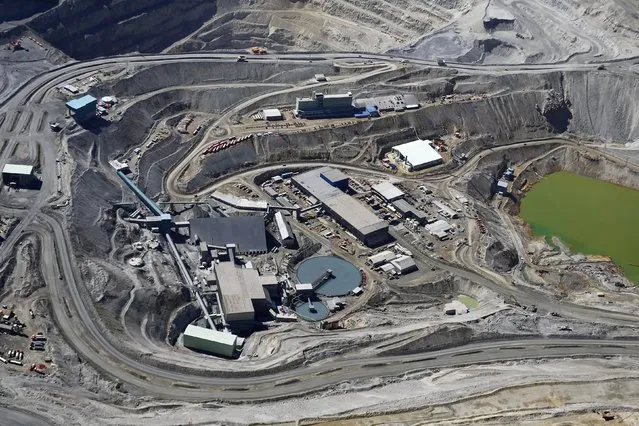 An aerial view of Anglo American's Los Bronces copper mine at Los Andes Mountain range, near Santiago city, November 17, 2014. (Photo by Ivan Alvarado/Reuters)