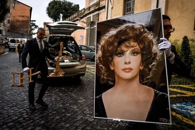 An employee brings a photo of late Italian actress Gina Lollobrigida for the installation of her lying in state, to allow the public to pay their respects, at Rome's Capitoline Hill on January 18, 2023. Italian actress Gina Lollobrigida, one of the last icons of the Golden Age of Hollywood, has died aged 95, culture minister Gennaro Sangiuliano said on Twitter on January 16. (Photo by Tiziana Fabi/AFP Photo)