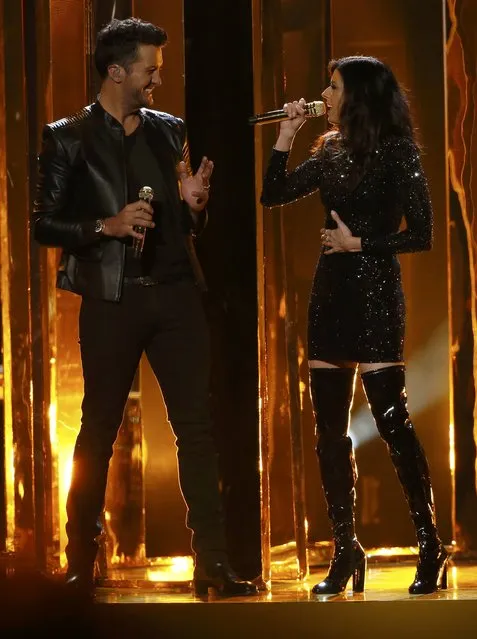 Luke Bryan and Karen Fairchild perform "Home Alone Tonight" during the 2015 American Music Awards in Los Angeles, California November 22, 2015. (Photo by Mario Anzuoni/Reuters)